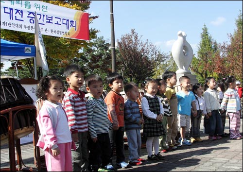 '소달구지 순례단'의 대전중간보고대회에 참가한 어린이들. 고사리 손들도 '우리 쌀 지키기'에 나섰다. 